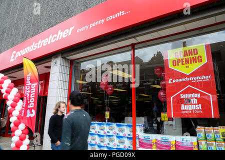 Holz Grün. London. UK. 25 Aug 2018 - Neue Discounter, Poundstretcher öffnet in Wood Green, nördlich von London. Es ersetzt Poundworld Extra, die in Verwaltung und geschlossen im letzten Monat. Credit: Dinendra Haria/Alamy leben Nachrichten Stockfoto