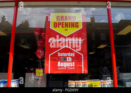 Holz Grün. London. UK. 25 Aug 2018 - Neue Discounter, Poundstretcher öffnet in Wood Green, nördlich von London. Es ersetzt Poundworld Extra, die in Verwaltung und geschlossen im letzten Monat. Credit: Dinendra Haria/Alamy leben Nachrichten Stockfoto