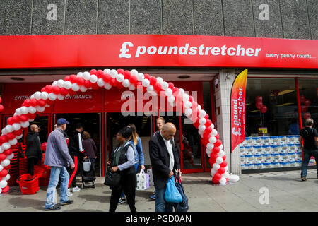 Holz Grün. London. UK. 25 Aug 2018 - Neue Discounter, Poundstretcher öffnet in Wood Green, nördlich von London. Es ersetzt Poundworld Extra, die in Verwaltung und geschlossen im letzten Monat. Credit: Dinendra Haria/Alamy leben Nachrichten Stockfoto