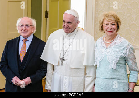 Dublin, Irland. 25/08/2018 - Papst Francis ist in Irland Die irische Präsident, Michael D. Higgins begrüßt, und seine Frau Sabina, bei den Aras eine Uachtarain (Präsident des offiziellen Wohnsitz). Stockfoto