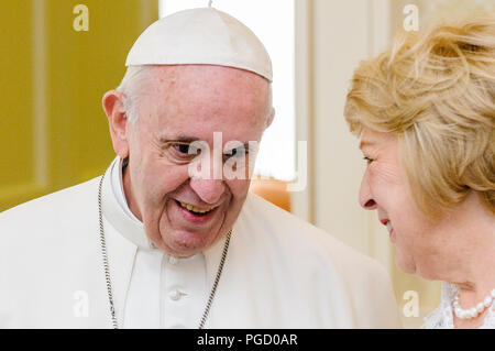 Dublin, Irland. 25/08/2018 - Papst Francis ist in Irland Die irische Präsident, Michael D. Higgins begrüßt, und seine Frau Sabina, bei den Aras eine Uachtarain (Präsident des offiziellen Wohnsitz). Stockfoto