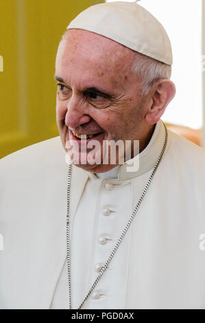 Dublin, Irland. 25/08/2018 - Papst Francis ist in Irland Die irische Präsident, Michael D. Higgins begrüßt, und seine Frau Sabina, bei den Aras eine Uachtarain (Präsident des offiziellen Wohnsitz). Stockfoto