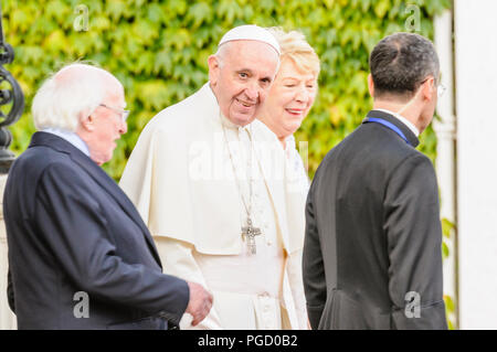 Dublin, Irland. 25/08/2018 - Papst Francis ist in Irland Die irische Präsident, Michael D. Higgins begrüßt, und seine Frau Sabina, bei den Aras eine Uachtarain (Präsident des offiziellen Wohnsitz). Stockfoto