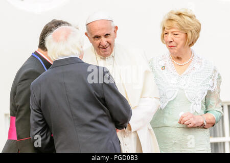 Dublin, Irland. 25/08/2018 - Papst Francis ist in Irland Die irische Präsident, Michael D. Higgins begrüßt, und seine Frau Sabina, bei den Aras eine Uachtarain (Präsident des offiziellen Wohnsitz). Stockfoto