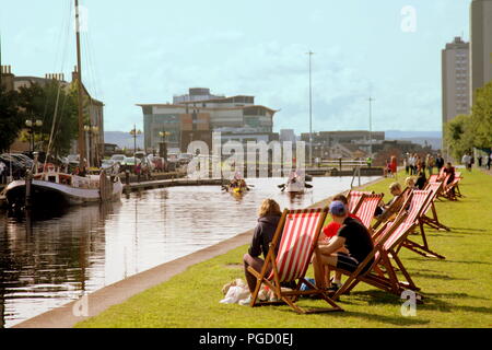 Glasgow, Schottland, Großbritannien. 25 August, 2018. UK Wetter: Heller Wetter sieht Einheimische Einheimische kommen für die Schottische canal Festival in Speirs Wharf auf der Forth-and-Clyde-Kanal für das Highlight des Tages das Drachenboot rennen.. Gerard Fähre / alamy Nachrichten Stockfoto