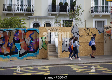 Notting Hill, Großbritannien, 25. August 2018, Vorbereitungen für den jährlichen Notting Hill Carnival, die am 26. und 27. August. Menschen und Unternehmen start Vorstand bis zu Fenster und Türen ihr Eigentum vor Vandalismus zu schützen. Credit: Keith Larby/Alamy leben Nachrichten Stockfoto