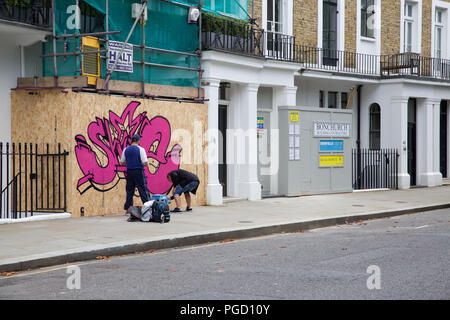 Notting Hill, Großbritannien, 25. August 2018, Vorbereitungen für den jährlichen Notting Hill Carnival, die am 26. und 27. August. Menschen und Unternehmen start Vorstand bis zu Fenster und Türen ihr Eigentum vor Vandalismus zu schützen. Credit: Keith Larby/Alamy leben Nachrichten Stockfoto