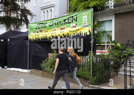 Notting Hill, Großbritannien, 25. August 2018, Vorbereitungen für den jährlichen Notting Hill Carnival, die am 26. und 27. August. Menschen und Unternehmen start Vorstand bis zu Fenster und Türen ihr Eigentum vor Vandalismus zu schützen. Credit: Keith Larby/Alamy leben Nachrichten Stockfoto