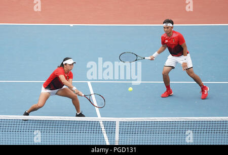 Palembang. 25 Aug, 2018. Christopher Benjamin und Aldila Sutjiadi Rungkat (L) von Indonesien konkurrieren während Tennis Mixed Doppel Gold Medal Match gegen Luksika Kumkhum und Sonchat Ratiwatana von Thailand am 18. asiatischen Spiele in Palembang, Indonesien am 12.08.25., 2018. Credit: Cheng Min/Xinhua/Alamy leben Nachrichten Stockfoto