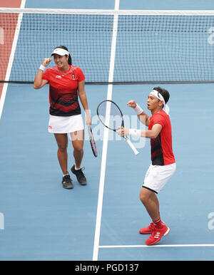 Palembang. 25 Aug, 2018. Christopher Benjamin und Aldila Sutjiadi Rungkat (L) von Indonesien reagieren während Tennis Mixed Doppel Gold Medal Match gegen Luksika Kumkhum und Sonchat Ratiwatana von Thailand am 18. asiatischen Spiele in Palembang, Indonesien am 12.08.25., 2018. Credit: Cheng Min/Xinhua/Alamy leben Nachrichten Stockfoto