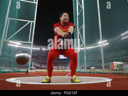 (180825) -- JAKARTA, Aug 25, 2018 (Xinhua) - Wang Zheng China konkurriert, während Frauen Hammer Throw final von Athletik an den Asian Games 2018 in Jakarta, Indonesien am 12.08.25., 2018. Wang Zheng gewann die Silbermedaille. (Xinhua / Wang Lili) Stockfoto