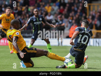 Wolverhampton, Großbritannien. 25. Aug 2018. Willy Boly der Wolverhampton Wanderers wird in einem letzten verzweifelten Angriff Sergio Agüero von Manchester City in der Premier League Match zwischen Wolverhampton Wanderers und Manchester City an Molineux auf August in Wolverhampton, England 25 2018 zu vertreiben. (Foto von John rainford/phcimages.com) Credit: PHC Images/Alamy leben Nachrichten Stockfoto