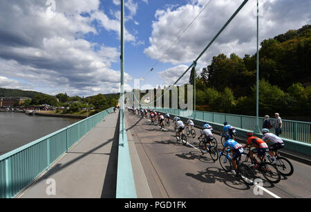 Merzig, Deutschland. 25 Aug, 2018. Radfahren, UCI Europeanseries, Deutschland Tour, Trier - Merzig (177, 00 Km), Stufe 3: Das Feld überquert die Saar in der Nähe von Merzig. Quelle: Bernd Thissen/dpa/Alamy leben Nachrichten Stockfoto