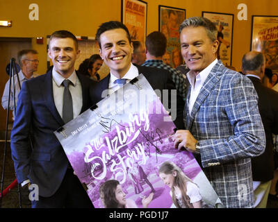 Moraga, USA. 24 Aug, 2018. Schauspieler Tom Millen (L-R), Alexander Peter Lerchen, Regisseur und Produzent des Films, und Alfons Haider, Österreichische Moderator und Schauspieler, halten den Film Plakat an der Weltpremiere des Films "Der Salzburger Geschichte". Die California Independent Film Festival eröffnet mit den romantischen Film Märchen. (Auf dpa' der Salzburger Geschichte" - Weltpremiere mit Alfons Haider in Kalifornien' vom 25.08.2018) Credit: Barbara Munker/dpa/Alamy leben Nachrichten Stockfoto