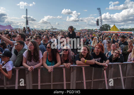 Reading, Berkshire, Großbritannien. 25. August 2018. Masse an Reading Festival 2018. Quelle: Jim Houlbrook/Alamy leben Nachrichten Stockfoto