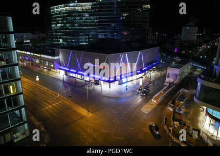 Berlin, Deutschland. 24 Aug, 2018. Die beleuchteten Gebäude von Karstadt Sport auf Joachimsthaler Straße kann abends gesehen werden. Das Foto wurde von der Terrasse des Waldorf Astoria Hotel. Credit: Gerald Matzka/dpa-Zentralbild/ZB/dpa/Alamy leben Nachrichten Stockfoto