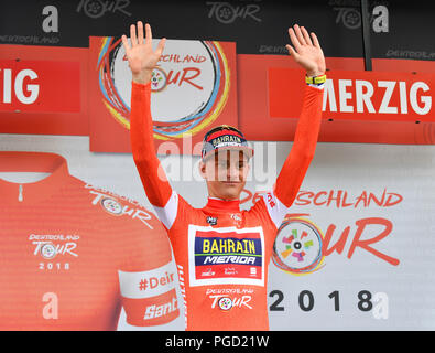 Merzig, Deutschland. 25 Aug, 2018. Radfahren, UCI Europeanseries, Deutschland Tour, Trier - Merzig (177, 00 Km), Stufe 3: Matej Mohoric aus Slowenien aus Team Bahrain-Merida cheers auf dem Podium über den Etappensieg und die gesamte Leitung. Quelle: Bernd Thissen/dpa/Alamy leben Nachrichten Stockfoto