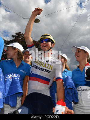 Merzig, Deutschland. 25 Aug, 2018. Radfahren, UCI Europeanseries, Deutschland Tour, Trier - Merzig (177, 00 Km), Stufe 3: Matej Mohoric aus Slowenien aus Team Bahrain-Merida feiert den Etappensieg und in der Gesamtwertung am Ende. Quelle: Bernd Thissen/dpa/Alamy leben Nachrichten Stockfoto