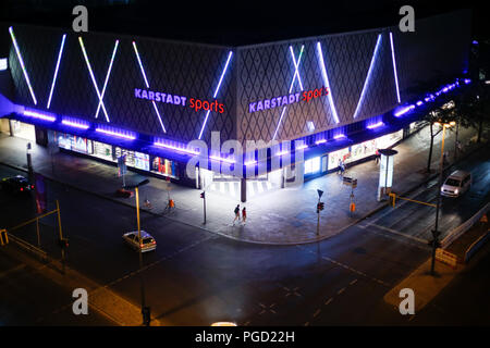Berlin, Deutschland. 24 Aug, 2018. Die beleuchteten Gebäude von Karstadt Sport auf Joachimsthaler Straße kann abends gesehen werden. Das Foto wurde von der Terrasse des Waldorf Astoria Hotel. Credit: Gerald Matzka/dpa-Zentralbild/ZB/dpa/Alamy leben Nachrichten Stockfoto