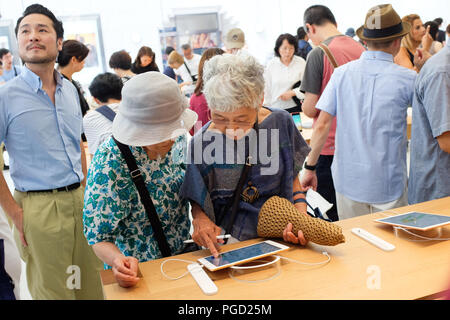 Einheimische und Touristen erkunden die Kyoto Apple Store auf der größten Einkaufsstraße der Stadt am 25. August 2018 - der erste Tag des Stores. Stockfoto