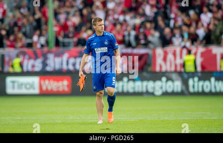 Marvin Pourie (KSC) Spaziergänge nach dem Spiel zu den Fans verletzt. GES/fussball/3. Liga: 1. FC Kaiserslautern - Karlsruher SC, 25.08.2018 Fußball: 3. Liga: Kaiserslautern-Karlsruhe, August 25, 2018 | Verwendung weltweit Stockfoto