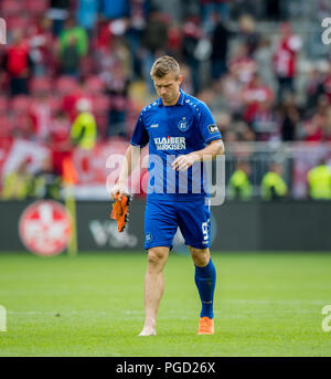 Marvin Pourie (KSC) Spaziergänge nach dem Spiel zu den Fans verletzt. GES/fussball/3. Liga: 1. FC Kaiserslautern - Karlsruher SC, 25.08.2018 Fußball: 3. Liga: Kaiserslautern-Karlsruhe, August 25, 2018 | Verwendung weltweit Stockfoto