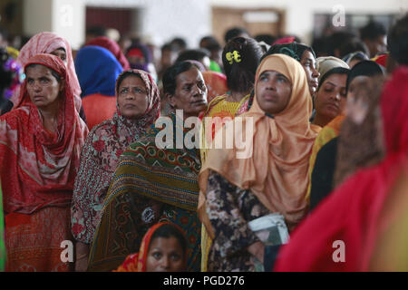 Dhaka, Bangladesch. 6. Juni, 2018. Bengalische Muslime Warteschlange bis zu Fahrkarten kaufen ihre Wohnungen zu erreichen, ebenso wie das Eid al-Adha, am Kamlapur Bahnhof in Dhaka, Bangladesch, 6. Juni 2018 zu feiern. Besondere Züge werden laufen schwere Ansturm der Fahrgäste während der Muslimischen fest, dass das Ende der heiligen Fastenmonats Ramadan Markierungen zu erfüllen. Credit: Suvra Kanti Das/ZUMA Draht/Alamy leben Nachrichten Stockfoto