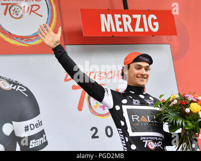 Merzig, Deutschland. 25 Aug, 2018. Radfahren, UCI Europeanseries, Deutschland Tour, Trier - Merzig (177, 00 Km), Stufe 3: Robin Carpenter aus den USA vom Team Rallye Radfahren Wellen bei der Preisverleihung im Trikot der besten Kletterer. Quelle: Bernd Thissen/dpa/Alamy leben Nachrichten Stockfoto