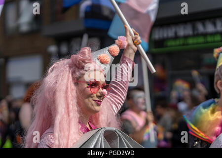 Cardiff, Wales, 25. August 2018: Drag Queen nimmt an der jährlichen Stolz Cymru Parade in Cardiff, Wales am 25 August, 2018 © Daniel Damaschin Credit: Daniel Damaschin/Alamy leben Nachrichten Stockfoto