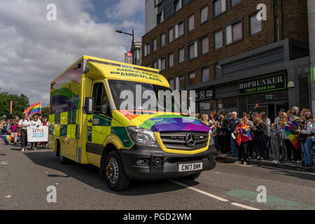 Cardiff, Wales, 25. August 2018: Krankenwagen Auto nimmt an der jährlichen Stolz Cymru Parade in Cardiff, Wales am 25 August, 2018 © Daniel Damaschin Credit: Daniel Damaschin/Alamy leben Nachrichten Stockfoto