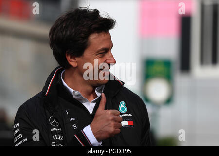 25. August 2018, Circuit de Spa-Francorchamps, Francorchamps, Belgien, Formel 1 Grand Prix von Belgien, Qualifikation; Toto Wolff, Geschäftsführer und Leiter der Mercedes Benz Motorsport gibt die Daumen bis zur Weiterleitung Ventilator Stockfoto