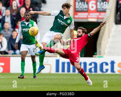 Ostern Road, Edinburgh, Großbritannien. 25 Aug, 2018. Ladbrokes Premiership Fußball, Hibernian gegen Aberdeen; Emerson Hyndman von Hibernian und Graeme Shinnie von Aberdeen Kampf um den Ball Credit: Aktion plus Sport/Alamy leben Nachrichten Stockfoto