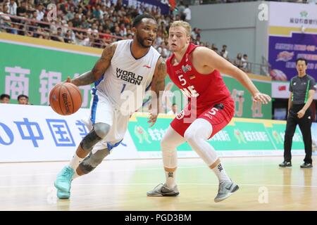 Weng'an der chinesischen Provinz Guizhou. 25 Aug, 2018. Vance Cooksey (L) der Vereinigten Staaten bricht durch bei einem Match gegen Deutschland im Jahr 2018 Weng'an International Men's Basketball Meisterschaft in Weng'an, der Südwesten Chinas Provinz Guizhou, Aug 25., 2018. Die Vereinigten Staaten gewann 80-64. Credit: Liu Xu/Xinhua/Alamy leben Nachrichten Stockfoto