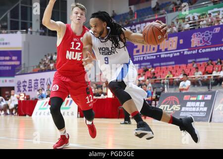 Weng'an der chinesischen Provinz Guizhou. 25 Aug, 2018. Keith Gayden (R) der Vereinigten Staaten treibt den Ball bei einem Match gegen Deutschland im Jahr 2018 Weng'an International Men's Basketball Meisterschaft in Weng'an, der Südwesten Chinas Provinz Guizhou, Aug 25., 2018. Die Vereinigten Staaten gewann 80-64. Credit: Liu Xu/Xinhua/Alamy leben Nachrichten Stockfoto