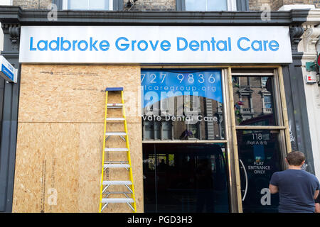 London, Großbritannien. 25 August, 2018. Die Bewohner und lokalen Unternehmen in Notting Hill haben ihr Eigentum Zugenagelten vor dem Karneval über ein Wochenende. Credit: Guy Corbishley/Alamy leben Nachrichten Stockfoto