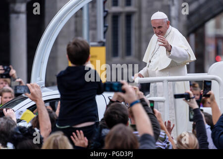 Dublin, Irland. 25/08/2018 - Papst Franziskus wird durch das Stadtzentrum von Dublin in der berühmten Papst Mobile angetrieben. Es wurde geschätzt, dass mehr als 150.000 Menschen den Weg gesäumt. Stockfoto