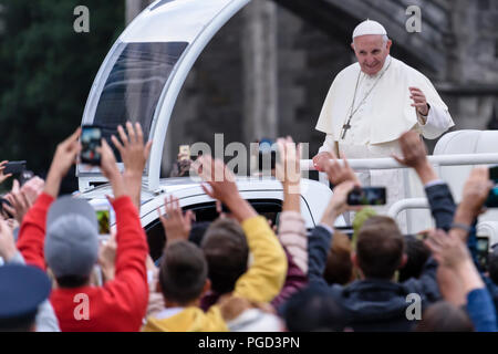 Dublin, Irland. 25/08/2018 - Papst Franziskus wird durch das Stadtzentrum von Dublin in der berühmten Papst Mobile angetrieben. Es wurde geschätzt, dass mehr als 150.000 Menschen den Weg gesäumt. Stockfoto