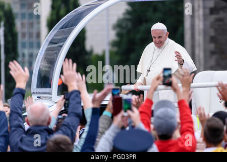 Dublin, Irland. 25/08/2018 - Papst Franziskus wird durch das Stadtzentrum von Dublin in der berühmten Papst Mobile angetrieben. Es wurde geschätzt, dass mehr als 150.000 Menschen den Weg gesäumt. Stockfoto