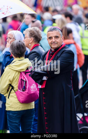 Dublin, Irland. 25/08/2018 - Ein italienischer Kardinal wartet auf Papst Franziskus im Stadtzentrum von Dublin. Stockfoto