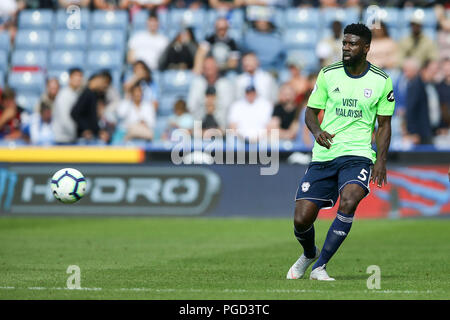 Huddersfield, Großbritannien. 25. Aug 2018. Bruno Ecuele Manga von Cardiff City in Aktion. Premier League match, Huddersfield Town v Cardiff City an der John Smith's Stadion in Huddersfield, West Yorkshire am Samstag, den 25. August 2018. Nur die redaktionelle Nutzung, eine Lizenz für die gewerbliche Nutzung erforderlich. Keine Verwendung in Wetten, Spiele oder einer einzelnen Verein/Liga/player Publikationen. pic von Chris Stading/Andrew Orchard sport Fotografie/Alamy leben Nachrichten Stockfoto