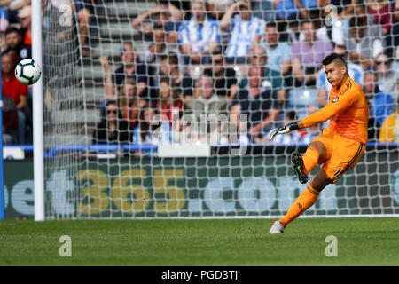 Huddersfield, Großbritannien. 25. Aug 2018. Cardiff City Torwart Neil Etheridge in Aktion. Premier League match, Huddersfield Town v Cardiff City an der John Smith's Stadion in Huddersfield, West Yorkshire am Samstag, den 25. August 2018. Nur die redaktionelle Nutzung, eine Lizenz für die gewerbliche Nutzung erforderlich. Keine Verwendung in Wetten, Spiele oder einer einzelnen Verein/Liga/player Publikationen. pic von Chris Stading/Andrew Orchard sport Fotografie/Alamy leben Nachrichten Stockfoto