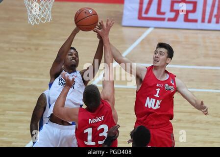 Weng'an der chinesischen Provinz Guizhou. 25 Aug, 2018. Kevin Thomas (1. L) der Vereinigten Staaten mias Für den Ball bei einem Match gegen Deutschland im Jahr 2018 Weng'an International Men's Basketball Meisterschaft in Weng'an, der Südwesten Chinas Provinz Guizhou, Aug 25., 2018. Die Vereinigten Staaten gewann 80-64. Credit: Ou Dongqu/Xinhua/Alamy leben Nachrichten Stockfoto