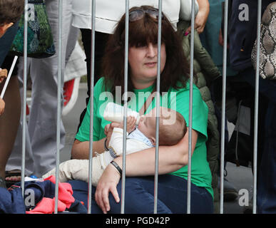 Menschenmassen und Demonstranten in Dublin für den Besuch von Papst Franziskus nach Irland Stockfoto