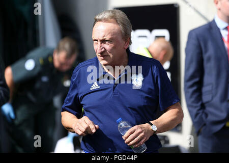 Huddersfield, Großbritannien. 25. Aug 2018. Cardiff City Manager Neil Warnock macht seinen Weg aus dem Tunnel. Premier League match, Huddersfield Town v Cardiff City an der John Smith's Stadion in Huddersfield, West Yorkshire am Samstag, den 25. August 2018. Nur die redaktionelle Nutzung, eine Lizenz für die gewerbliche Nutzung erforderlich. Keine Verwendung in Wetten, Spiele oder einer einzelnen Verein/Liga/player Publikationen. pic von Chris Stading/Andrew Orchard sport Fotografie/Alamy leben Nachrichten Stockfoto