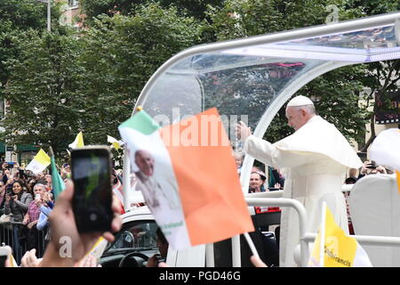 Dublin, Irland. 25. Aug 2018. Papst Franziskus Wellen zu Massen, als er vorbei geht in seinem Papamobil in den ersten Besuch in Irland vor seiner Rede an das Welttreffen der Familien im Croke Park Credit: John Rooney/Alamy leben Nachrichten Stockfoto