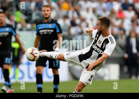 25. August 2018, Allianz Stadion, Turin, Italien; Serie A Fußball, Juventus gegen Lazio; Miralem Rudolph von Juventus Turin schießt und Kerben das Ziel für 1-0 für Juventus in der 30. Minute Stockfoto