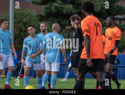 Brentwood, Großbritannien, 25. August 2018 Fußballspiel; Brentwood Town FC (1) vs Sporting Bengalen Vereinigten (1) Brentwood Town Arena in einem FA-Cup tie übereinstimmen. Die Sportlichen Bengal ist insofern ungewöhnlich, als dass es durch die Bangladesch Football Association (UK) und Spieler betrieben werden Aus (und ihre Zugehörigkeit zu behalten mit) der Sonntag Liga Clubs, die der Organisation angeschlossen sind, Sporting Bengal United FC wurde daher im Jahr 1996 gegründet, um gegen die Unterrepräsentation der Asiaten im Fußball ausgewählt. Credit: Ian Davidson/Alamy leben Nachrichten Stockfoto