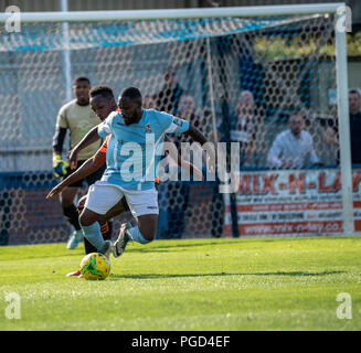 Brentwood, Großbritannien, 25. August 2018 Fußballspiel; Brentwood Town FC (1) vs Sporting Bengalen Vereinigten (1) Brentwood Town Arena in einem FA-Cup tie übereinstimmen. Die Sportlichen Bengal ist insofern ungewöhnlich, als dass es durch die Bangladesch Football Association (UK) und Spieler betrieben werden Aus (und ihre Zugehörigkeit zu behalten mit) der Sonntag Liga Clubs, die der Organisation angeschlossen sind, Sporting Bengal United FC wurde daher im Jahr 1996 gegründet, um gegen die Unterrepräsentation der Asiaten im Fußball ausgewählt. Credit: Ian Davidson/Alamy leben Nachrichten Stockfoto