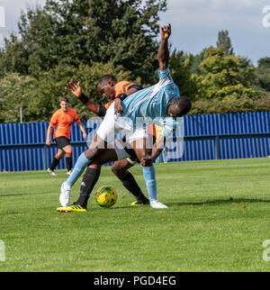 Brentwood, Großbritannien, 25. August 2018 Fußballspiel; Brentwood Town FC (1) vs Sporting Bengalen Vereinigten (1) Brentwood Town Arena in einem FA-Cup tie übereinstimmen. Die Sportlichen Bengal ist insofern ungewöhnlich, als dass es durch die Bangladesch Football Association (UK) und Spieler betrieben werden Aus (und ihre Zugehörigkeit zu behalten mit) der Sonntag Liga Clubs, die der Organisation angeschlossen sind, Sporting Bengal United FC wurde daher im Jahr 1996 gegründet, um gegen die Unterrepräsentation der Asiaten im Fußball ausgewählt. Credit: Ian Davidson/Alamy leben Nachrichten Stockfoto