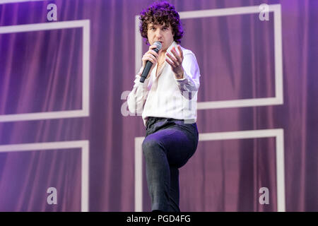 Luke Pritchard von The Kooks führt live auf der Bühne bei Leeds Festival, UK, 25. Juni 2018. Stockfoto